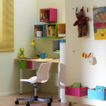 أرفف صناديق فوق المكتب في الحضانة