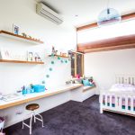 أرفف للديكور والهدايا التذكارية فوق المكتب