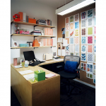 أرفف في الزوايا أعلى المكتب الكبير