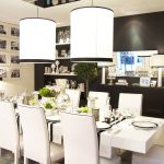 يضيف سقف لوحات المرآة نفسها الضوء على غرفة المعيشة الفسيحة