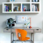 رف بسيط مع قرص العسل على المكتب