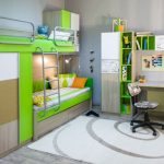 طالب في مكان العمل مع طاولة ورفوف