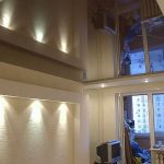 سقف المرآة الصلبة في الغرفة