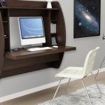 طاولة مع رف في غرفة الفضاء