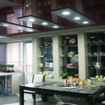 مرآة داكنة السقف كاذبة في المطبخ