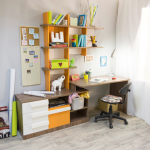 رفوف مريحة فوق الطاولة للكتب والديكور