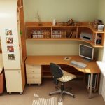 رف الزاوية والجرف فوق المكتب