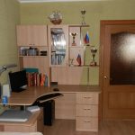 رف رف الزاوية فوق مكتب الكمبيوتر