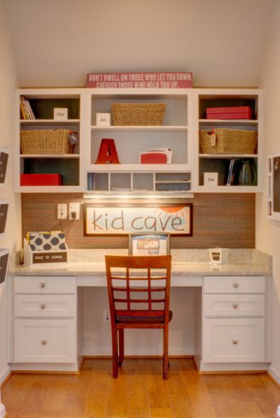 مكتب واسع مع رف