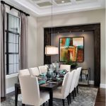 البلاط المرآة مدمج عضويا في داخل غرفة الطعام