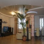 عنصر المرآة مع إضاءة على سقف مزيف