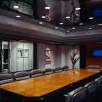 مرآة سقف القرميد في غرفة المعيشة الفسيحة