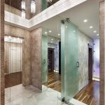 سقف المرآة ومرآة الحائط بالكامل تجعل الممر عميقًا ومضخمًا