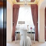 سقف المرآة في غرفة النوم فوق طاولة الملابس