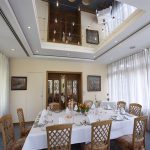 مرآة على السقف فوق طاولة الطعام