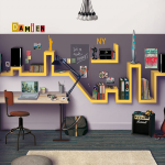 رف أصفر ذو شكل غير عادي فوق مكتب طالب في سن المراهقة