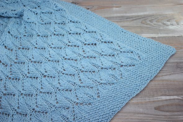 بطانية مخرمة