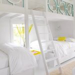 سرير خشبي أبيض لعدة أطفال