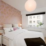 سرير أبيض وخزانة ملابس بيضاء لغرفة النوم