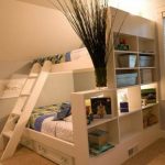 سرير أبيض في الزاوية لثلاثة أشخاص في مستويين