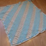 بطانية بيضاء وزرقاء مع خطوط للطفل