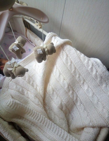 منقوشة بيضاء مع الضفائر