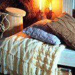 حجم أبيض منقوشة على سرير اليدوية