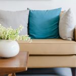 كنبة بيج مع وسائد ملونة مصنوعة يدويًا