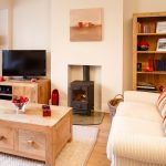 صوفا بيج مع وسائد مشرقة تفعل ذلك بنفسك