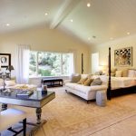 غرفة نوم واسعة كبيرة مع الأثاث اللازم.