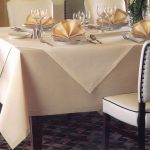 المنسوجات الزخرفية على طاولة عطلة