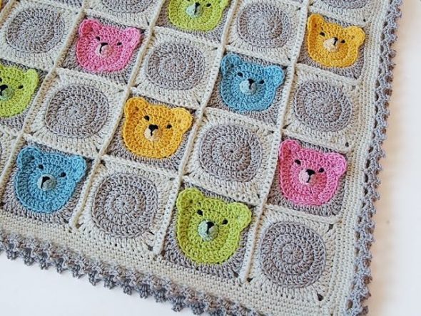 منقوشة في عربة مع الدببة