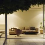 أريكة في غرفة المعيشة بأيديهم