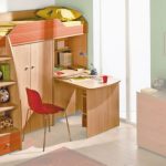 سرير بطابقين من نوع garret مع خزانة ملابس ومكتب