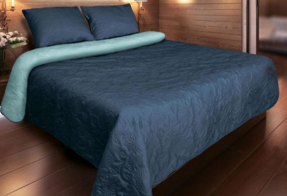 طقم باللون الأزرق