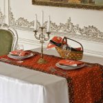 تباين مفرش المائدة على خلفية بيضاء