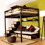 السرير البني على إطار معدني في طابقين