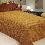 غطاء بني مع نمط هندسي