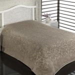 غطاء بني مع نمط منقوش