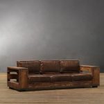 أريكة خشبية بنية اللون مع تنجيد من الجلد