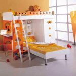 سرير بطابقين جميل مع أرفف وطاولة