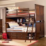 سرير جميل للشباب مصنوع من الخشب الطبيعي