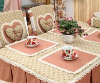 جميلة مفرش المائدة ويغطي كرسي