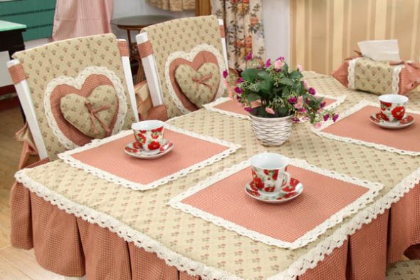 جميلة مفرش المائدة ويغطي كرسي