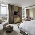 غرفة نوم جميلة بألوان مريحة مع الكثير من الأثاث.