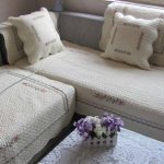 أغطية حساسة جميلة للراحة في داخل غرفة المعيشة