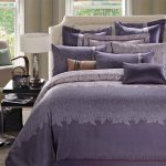 مجموعة جميلة - أغطية السرير وبعض وسادات على الوسائد للسرير