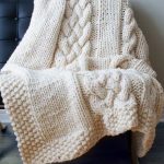 جميلة منقوشة المفرش حليبي