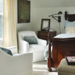 كراسي صالة بجوار النافذة في غرفة النوم