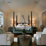 سرير مع رفوف وأثاث ناعم لغرفة النوم